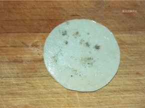 撒一层薄薄的细盐和黑胡椒粉