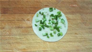 均匀的撒上葱花。