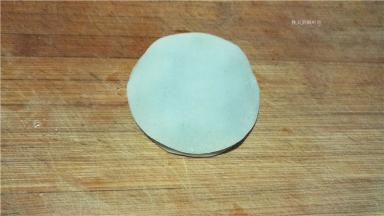 盖上第二张饺子皮