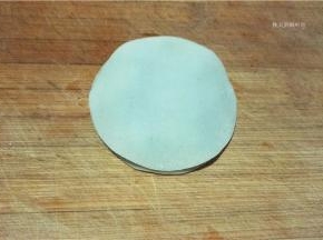 盖上第二张饺子皮