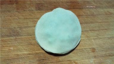 重复上述步骤，一共是六张饺子皮叠在一起。
