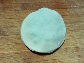 重复上述步骤，一共是六张饺子皮叠在一起。