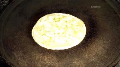 电饼铛预热，放入少量植物油，中火将葱油饼两面烙至金黄色。