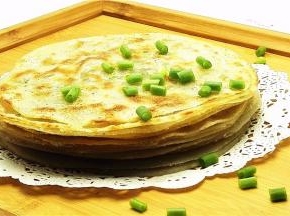 香酥的葱油饼上桌啦，开吃吧。