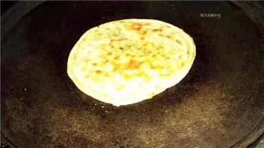 电饼铛预热，放入少量植物油，中火将葱油饼两面烙至金黄色。