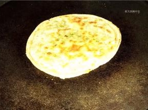 电饼铛预热，放入少量植物油，中火将葱油饼两面烙至金黄色。
