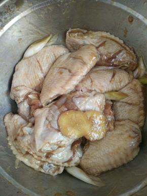 放入姜片，放入酱油，放入耗油，料酒腌制两个小时。