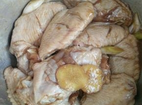 放入姜片，放入酱油，放入耗油，料酒腌制两个小时。
