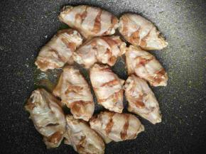 放入不粘锅里，不用放油。小火煎制。