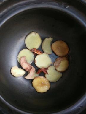 砂锅底部铺满姜片，两颗八角，一块桂皮