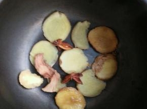 砂锅底部铺满姜片，两颗八角，一块桂皮