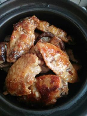 放入煎好的鸡翅和香菇