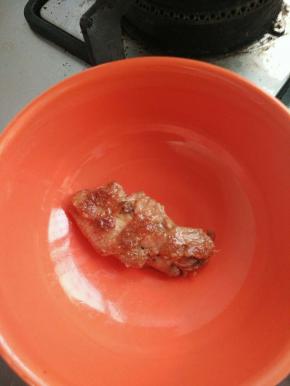 尝一块鸡翅，熟了！哈哈