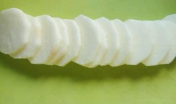 山药洗干净去皮切片。