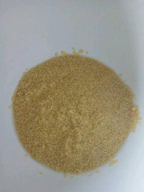 小米洗干净，放入锅中。