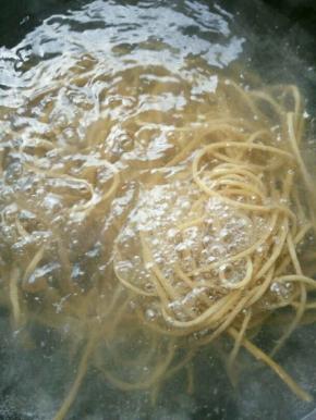 锅里烧开水，把酸辣粉放进去煮，青菜也在此烫熟