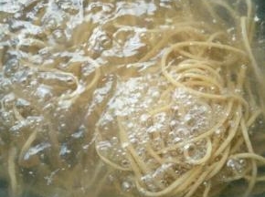 锅里烧开水，把酸辣粉放进去煮，青菜也在此烫熟