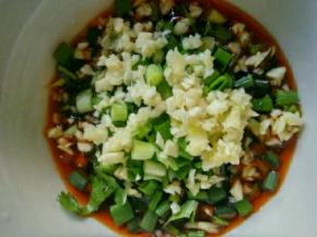 把以上调制的调料混合在一起。