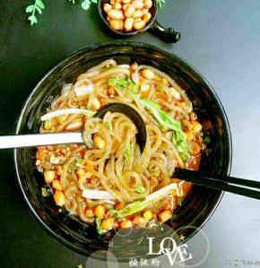 淋在酸辣粉上面，撒上花生芝麻葱花即可