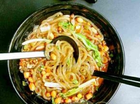 淋在酸辣粉上面，撒上花生芝麻葱花即可