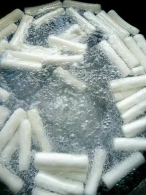 锅里加水烧开 ，加入年糕条煮上两三分钟捞出