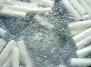 锅里加水烧开 ，加入年糕条煮上两三分钟捞出