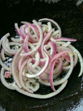 另起一锅放油，放入洋葱爆香