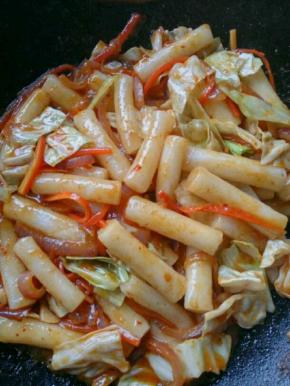 接着加入白菜，年糕条，翻炒均匀出锅