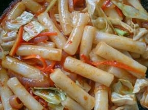 接着加入白菜，年糕条，翻炒均匀出锅