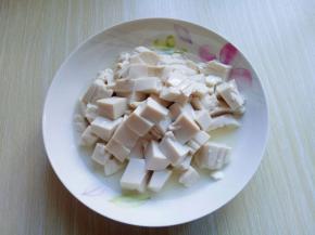 首先将内酯豆腐从盒子里取出，再切块。(我买的清美内酯豆腐。)