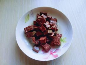 鸭血:从盒子里取出，切小块。