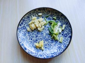 葱姜蒜去皮碎碎。