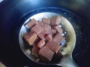 鸭血焯水，水烧开后倒入切好的鸭血，再次烧开后捞出。