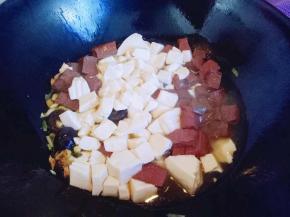 再加入焯水过的豆腐和鸭血。