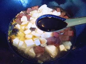 加入一小碗汤，汤的量可以根据实际情况增减，再加入一勺生抽。