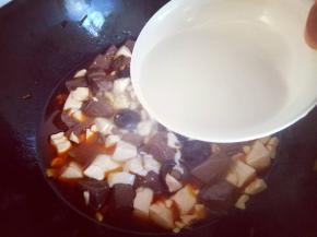 淀粉:冷水化开，倒入锅中勾芡，再次烧开即可关火。