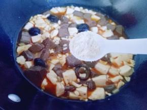 关火后加入一勺鸡粉。