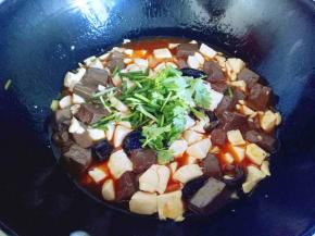 再加入切好的香菜段。