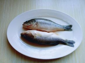 首先将去洗干净，去鱼鳞，鱼鳃，鱼内脏，洗干净备用。