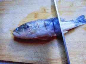 用刀在鱼背上划3刀。