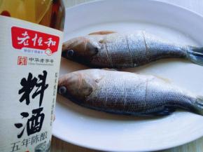 在加入料酒。