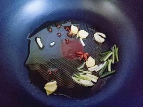 平底不粘锅中加入油，加入香料炒香。