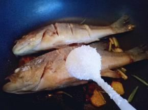 再加入白砂糖。