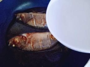 加入清水，没过鱼为宜，大火烧开后转中小火15分钟左右。