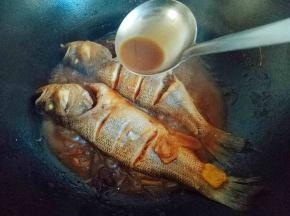 约13分钟时鱼差不多熟了，大火收汤可以用勺子盛汤汁往鱼身上淋。到反复几次。