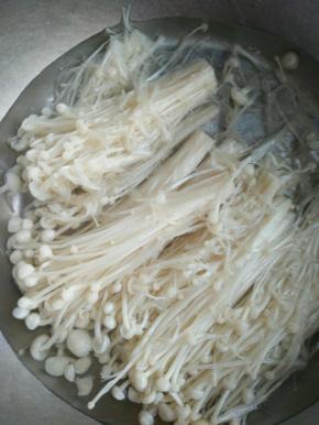金针菇去根洗干净