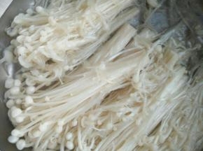 金针菇去根洗干净
