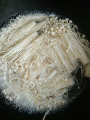 热水焯一下金针菇