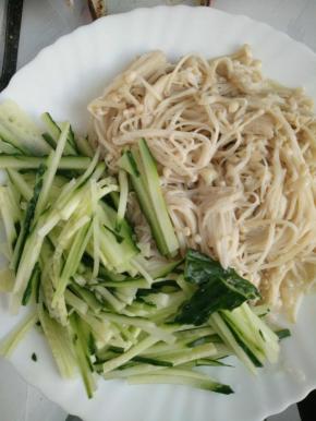 金针菇凉透放盘子里，放切丝的黄瓜