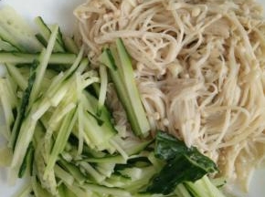 金针菇凉透放盘子里，放切丝的黄瓜